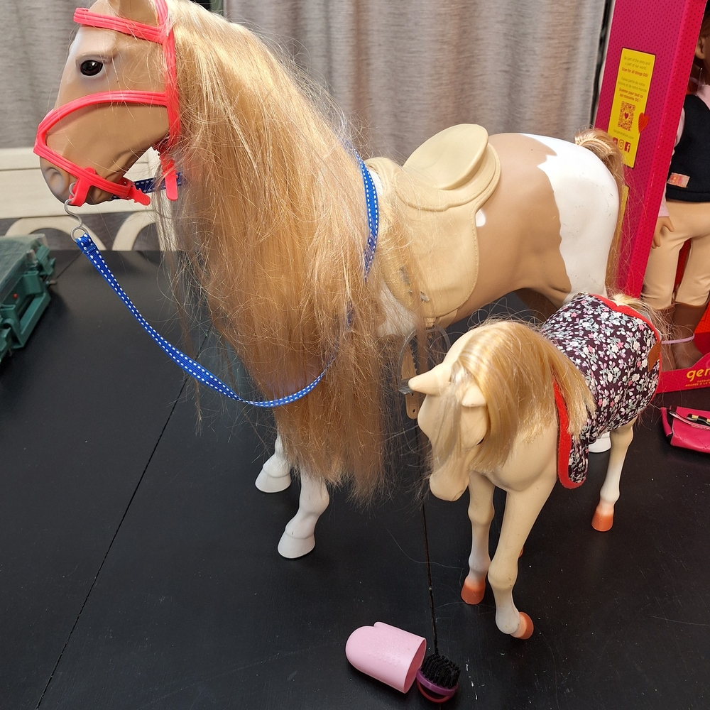 Presley Doll with 2 Horse Set - Picture 3 of 5